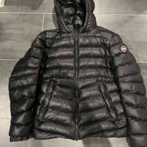 Colmar jacka - Säljer denna sköna jackan som är perfekt nu när hösten börjar komma. Den funkar även som en vinter jacka. Jag är 182 och väger 70 kg och sitter lite för liten på mig. Skulle sitta perfekt på en som är mellan 170-176.  Pris går att diskutera! 
