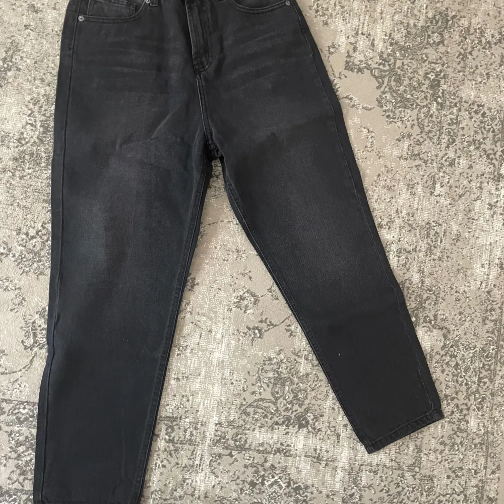 NYA!  Oanvända svarta superhögmidjade jeans. De är i en tight passform och perfekta för både vardag och fest. Jeansen har en klassisk design med fem fickor. Passar perfekt till en t-shirt eller en snygg blus! storlek och mer info finns på en av bilderna. . Jeans & Byxor.