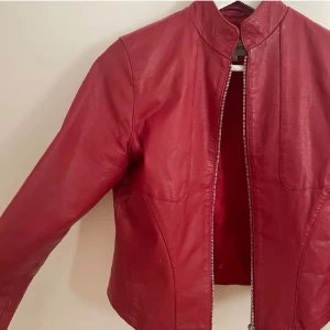 Cool röd läderjacka - Cool röd läderjacka ifrån Terranova i storlek S som tyvärr är för liten på mig. Snygg för utgångar!
