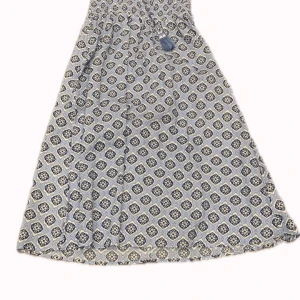 Blå mönstrad kjol - Super söt blå mönstrad kjol💗 Går att ha både högmidjad och lågmidjad. Har bara använt den 1gång☺️