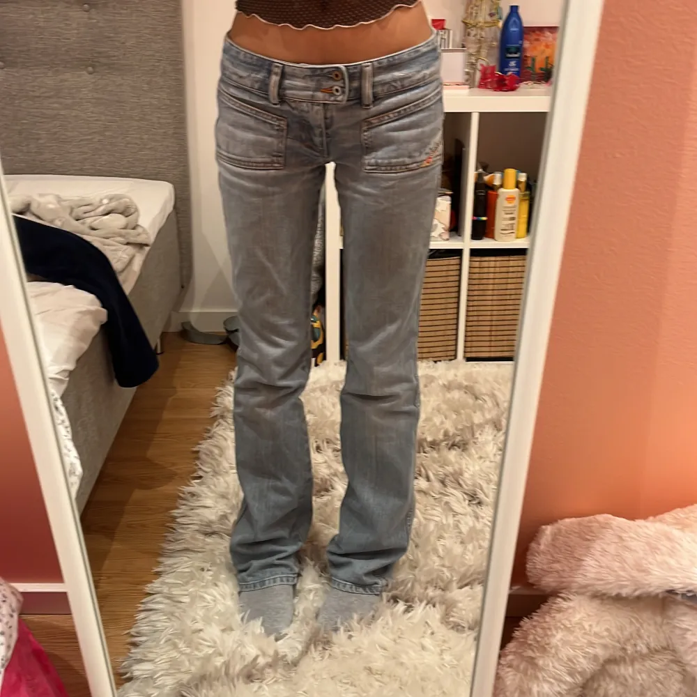 Jätte Lågmidjade jeans från diesel. Storlek 27 på midjan, bara lite slitna nere.. Jeans & Byxor.