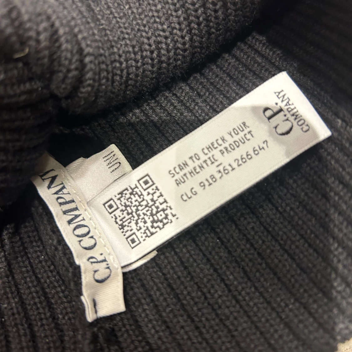 Svart CP COMPANY mössa - 90