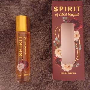 ENDAST TESTAD! Säljer en lyxig och förförisk Eau de Parfum, Spirit of Velvet Bouquet. Flaskan är elegant med en gyllene kork och blommig design. Doften är en härlig blandning av hallon, svartvinbär, ros, iris, heliotrop, tonkaböna och vanilj. Perfekt för en kväll ute eller en speciell tillställning. Flaskan innehåller 30 ml. 