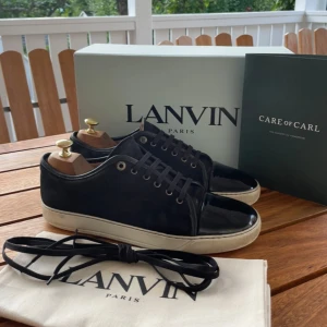 Lanvin skor - Hej! Säljer nu dessa super snygga lanvin skor. Skorna är i superfint skick 7.5/10 med skorna medföljer dustbag och kvitto från Care of Carls 