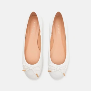 Ballerina skor  - Säljer ballerina skor från Anna Field. Jätte snygga och bekväma men får ingen användning för dem. Jag har använt dem 2 gånger. 🥰 Dem har smuts fram på skorn, men det går bort med klorindpray. Jag vet det för att jag har tagit bort samma smuts innan  