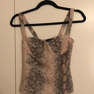 Ormskinnstopp - Använd, sitter som en smäck! Passar bra till ormskinnskjolen jag säljer 🤍