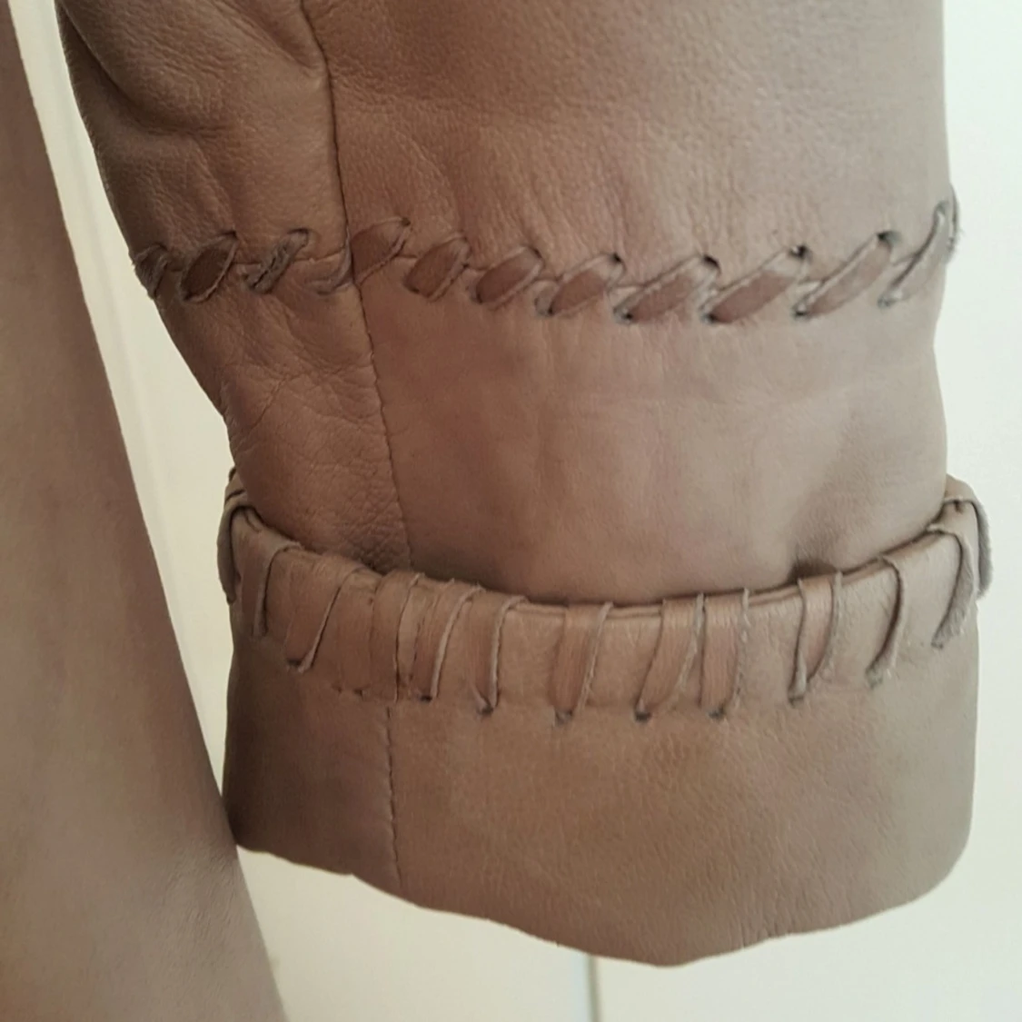 Beige skinnkappa med blommigt foder - 93