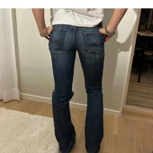 7 for all mankind jeans - !Lånad bilder! 7 for all mankind jeans med hål. Lite slitage vid fotändan. Jätte snygga säljer pga dem är försmå💕