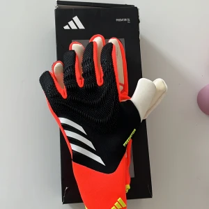 Predator pro målvakthandskar 8,5 - Målvakt handskar oanvända 