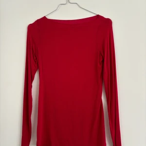 Intimissimi tröja i röd  - Säljer min helt nya intimissimi tröja i färgen röd pga att jag aldrig har använt de. Storlek s. Pris kan diskuteras 