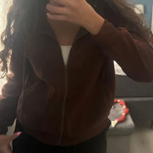 Brun hoodie med dragkedja - Säljer en mysig brun hoodie med dragkedja. Perfekt för höst och vinter. Den har långa ärmar och en skön huva. Den är nopprig men fortfarande jättefin. Passar bra till vardags och är superbekväm! 
