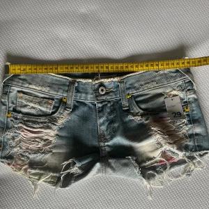 Väldigt lågmidjade jeans shorts  - Väldigt lågmidjade jeans. Jag skulle säga att dom är xss. Säljer för att dom är för små och har aldrig använt.  Midjemått: 36cm Över låret: 20cm Skriv om frågor💕💕