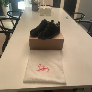 Christian Louboutin  - Jätte fint skick men tyvärr saknas en spick som ni ser på sista bilden. Dom är jätte sköna och har på sig och passar till allt och du får med dig allt Og.Priset är inte hugget i sten. Skriv om mer info 