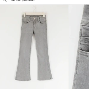 Low Waits jeans Gina 152 - Super snygga low waist jeans från Ginayoung i stl 152 dock passar de mig som oftast har 158, fråga gärna om bilder och mått, de är i mycket bra skick och har inga defekter/ tecken på andvändning💕💕köpte för 350 säljer för 199💕💕