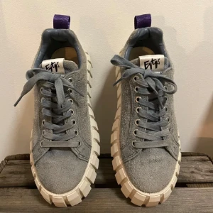 Eytys odessa - Ljusblå eytys odessa. Använda men gott skick! Liten slitning i hälen på insidan.