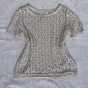 Virkad topp - Älskar denna men den är för liten🥲 Virkad topp köpt second hand men från H&M barnavdelning egentligen. Krämvit. Passar XS-S🤍