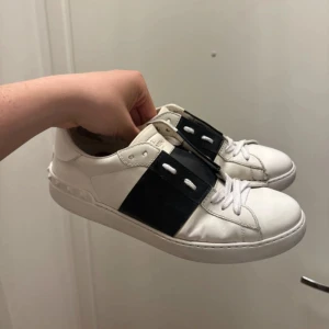 Valentino Opens - Valentino Opens i slitet skick till ett bra pris☑️ Storlek 41,5 men sitter stort☑️ Spricka/hål på ena skon (se bilder) och inga original skosnören och därav priset☑️ Endast skor ingår☑️