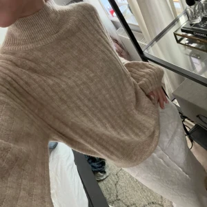 Stickad polo tröja  - Stickad polo tröja från ICHI, aldrig använd har fortfarande lappen kvar. Är i storlek xs. Om du har fler frågor är det bara att skriva☺️