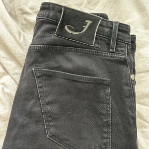 JACOB COHEN JEANS - Ett par riktigt snygga, svarta Jacob Cohen jeans i galet bra skick. Modell 696 vilket är slim. Passar dig från ca 180-187, 60-72 kg!