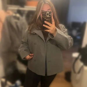 Kappa gina tricot - Short felt jacket från gina tricot i grå. Den är knappt använd och är i storlek L. Köptes i vintras och har inga defekter.