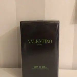 Tja! Säljer min helt ny valentino Umo born in Roma green stravaganza 50 ml bild 3 är min egen så paketet är inte öpnad. Skriv vid fundering 💭 