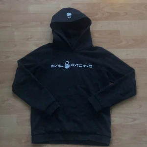 Sail racing hoodie - Säljer sail racing hoodie, använd men är i bra skick utan några defekter, den är storlek 160 så passar nog de som är mellan 160-170, skriv om ni har några frågor!