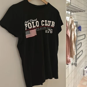 Polo tshirt - Säljer nu denna feta tisha som är i toppskick, 10/10, använd fåtal gånger. Priset är inte hugget i sten så kom med bud!