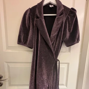 Glitterklänning, &Other stories - Glitterklänning från &Other stories. Använd max tre gånger, därför i gott skick. Knyts omlott! Nypris 900 kr. Frakt ingår inte i pris och betalas av säljaren🌺