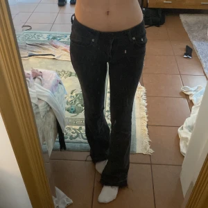 Lågmidjade jeans  - Jag har sprätat ut dom så dom ska passa mig som är 160 cm. Jag möts bara upp i Malmö och postar inga paket tyvärr! 💗