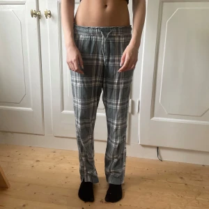Mysiga pyjamas bryxor  - Bra skick och mysiga men litee noppriga. Modellen är 165, för små för mig som är 170💕