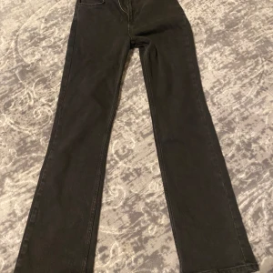 Boyfriend-jeans - Använd få gånger, super fina och bekväma. Går att fixa snygga outfits med byxan!