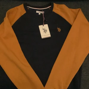 Sweatshirt  - Tröja blå och senapsgul. Storlek 12-13 år.