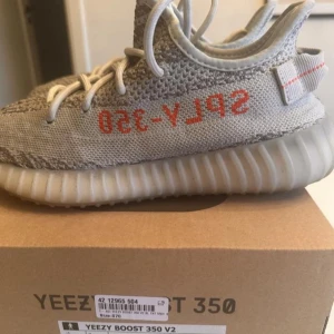 Adidas Yeezy Boost 350 V2 - Adidas Yeezy Boost 350 V2. Färg: 'Blue Tint'. Storlek: 40. Sparsamt använda. Kartong samt kvitto finns. Pris kan diskuteras👊.