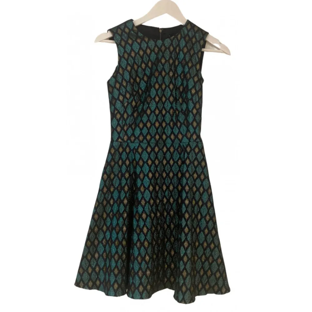 IT st 36. Helt oanvänd klänning köpt på DG Affären i Milan. Sjukt snyggt mönster med glittrig effekt. A-line form. Silk lining. Köpt för cirka 10,000 kr. . Mekot.