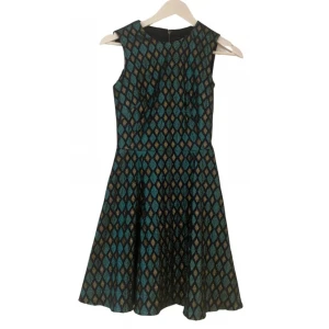 Dolce Gabbana klänning  - IT st 36. Helt oanvänd klänning köpt på DG Affären i Milan. Sjukt snyggt mönster med glittrig effekt. A-line form. Silk lining. Köpt för cirka 10,000 kr. 