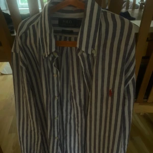 Ralph Lauren Linneskjorta - Skön och fräsch Ralph Lauren skjorta i Medium. Skick 9/10. 
