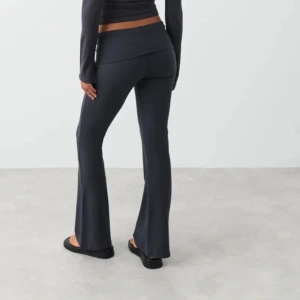 Yoga pants stl Xs - Yoga pants från Gina Tricot i storlek Xs, passar även S då dem är stretchiga.  Dem två sista bilderna är mina egna. Mycket bra skick utan några defekter.