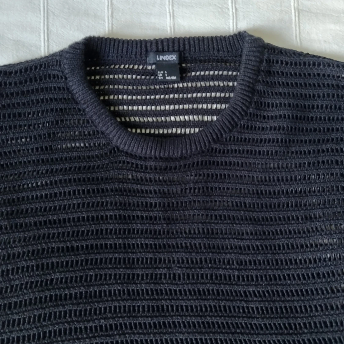 Svart stickad topp - see through - hålstickad - storlek S - 93