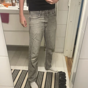 Jack & Jones Jeans - Tja Säljer mina Jack&Jones jeans då de har blivit lite korta för mig lite små slitna här o där men inga hål, tveka inte att höra av dig vid funderingar Mvh Elias🤩