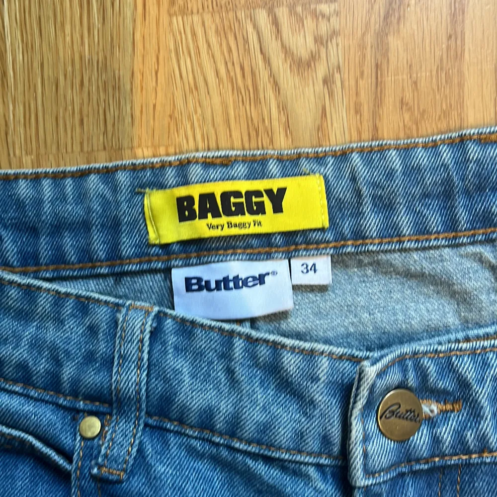 Baggy butter jeans, nyskick bara använda nån enstaka gång.. Jeans & Byxor.