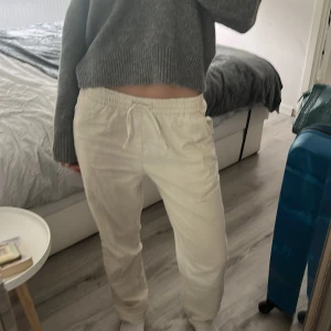Linnebyxor - Säljer dessa fina linnebyxor från Kappahl då dem inte passar mig längre, knappt använda o typ som nyskick💛storlek 170 men passar XS och S