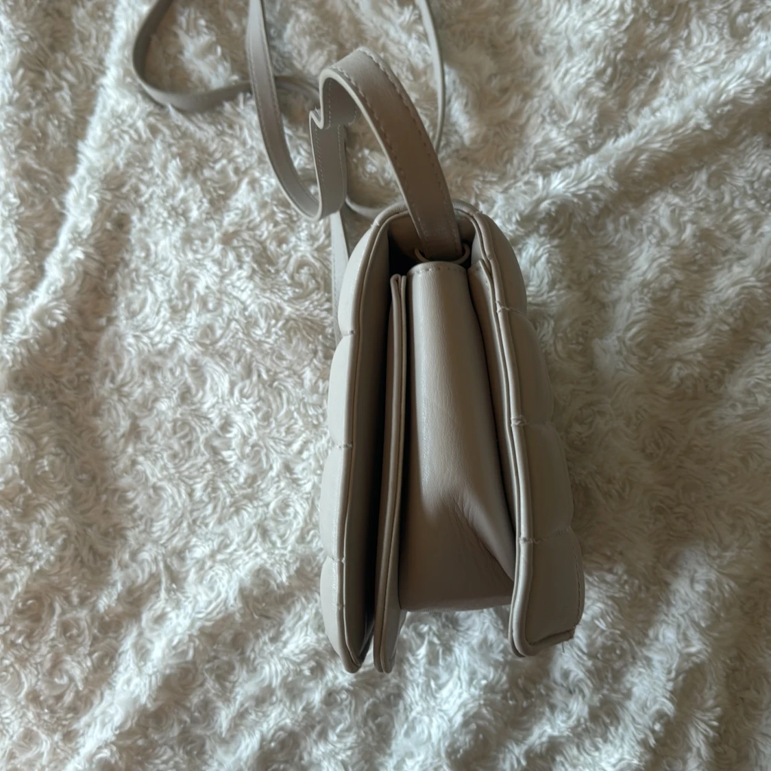 Beige väska med magnetiskt lås - 90