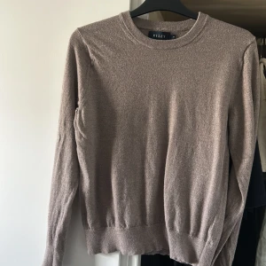 Riley stickad tröja - Säljer min merino ull tröja, ett litet hål i armhålan men lätt o sy. Storlek m men sitter som xs/s