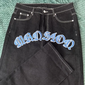 Moonlight Mansion jeans  - broderade motiv av hög kvalitet   sitter perfekt loose