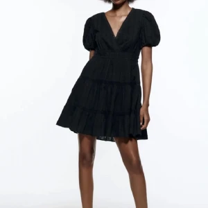 Svart klänning  - Supersöt svart klänning från zara