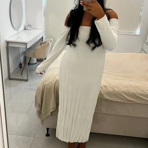 Meshki vit midiklänning - En superfin lång klänning från meshki med off shoulder❤️