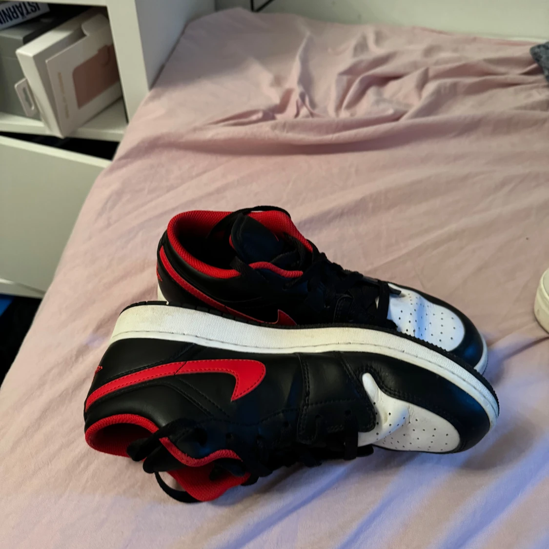 Nike Air Jordans i svart, röd och vit - 90