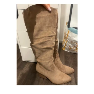 Cowboy boots  - Super snygga cowboy boots som är använda endast en utgång. De är i storlek 39 och sitter jätte fint runt benen😍 Finns ute på vinted också. En fläck på INSIDAN av den ena stöveln som syns på sista bilden. 🫶🏼 Slutsålda och svåra att få tag på😚
