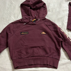 Ellensse set  - Säljer en helt oanvänd ellesse set i storlek 32. Väldigt skönt material. 