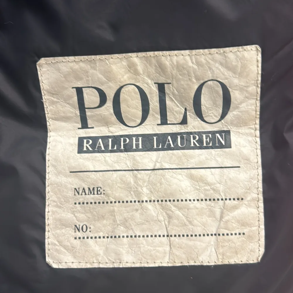 Säljer sonens Polo Ralph Lauren väst! Den är Max använd 3 gånger och är i ny skick. Storlek 150 och passar 10-12 år. Nypris 2699kr  Mitt pris 1500kr. Jackor.